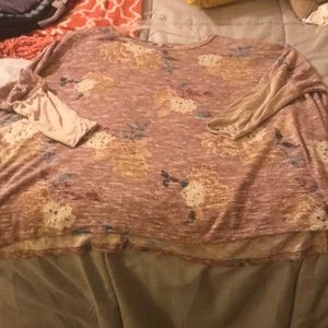 Women’s oversized 3/4 length shirt. Size small